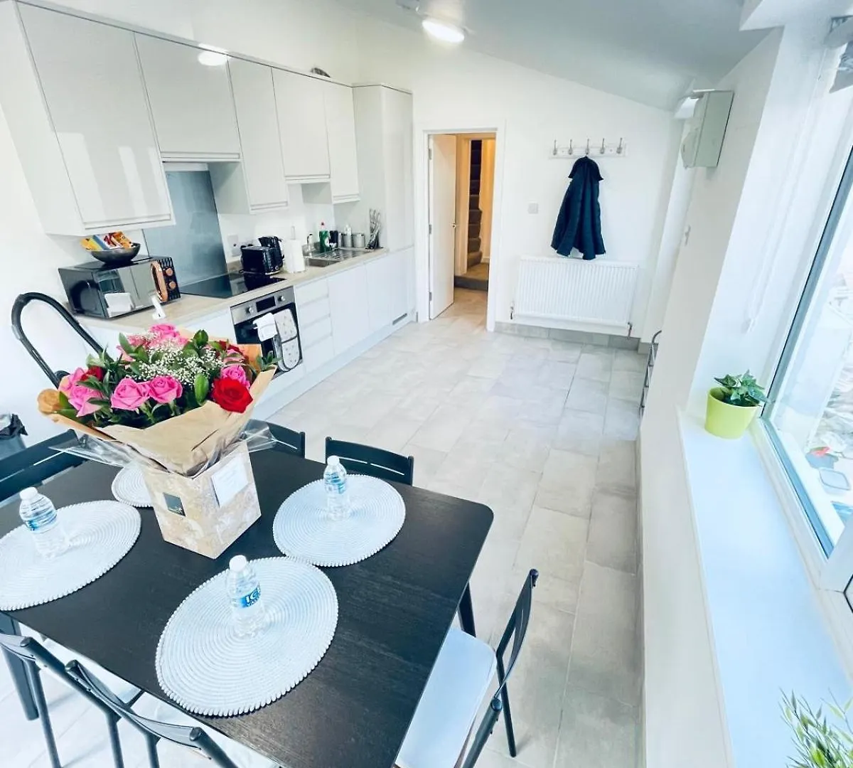 Immaculate 2 Bed House In Cambridge Villa 0*, Cambridge (Cambridgeshire)