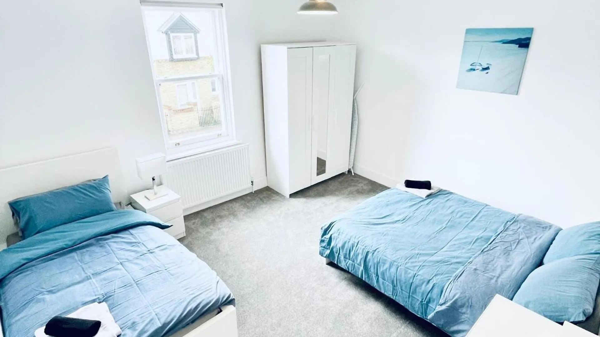 Immaculate 2 Bed House In Cambridge Villa