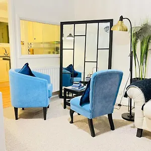 Lovely 1 Bed Near Hospital, With Parking & Garden Work Contractor Leisure, Sapphire Holiday home